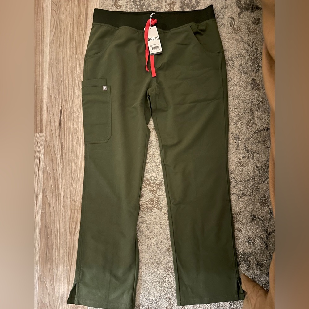 Brand new - Figs Kade cargo pants in Olive - Size M